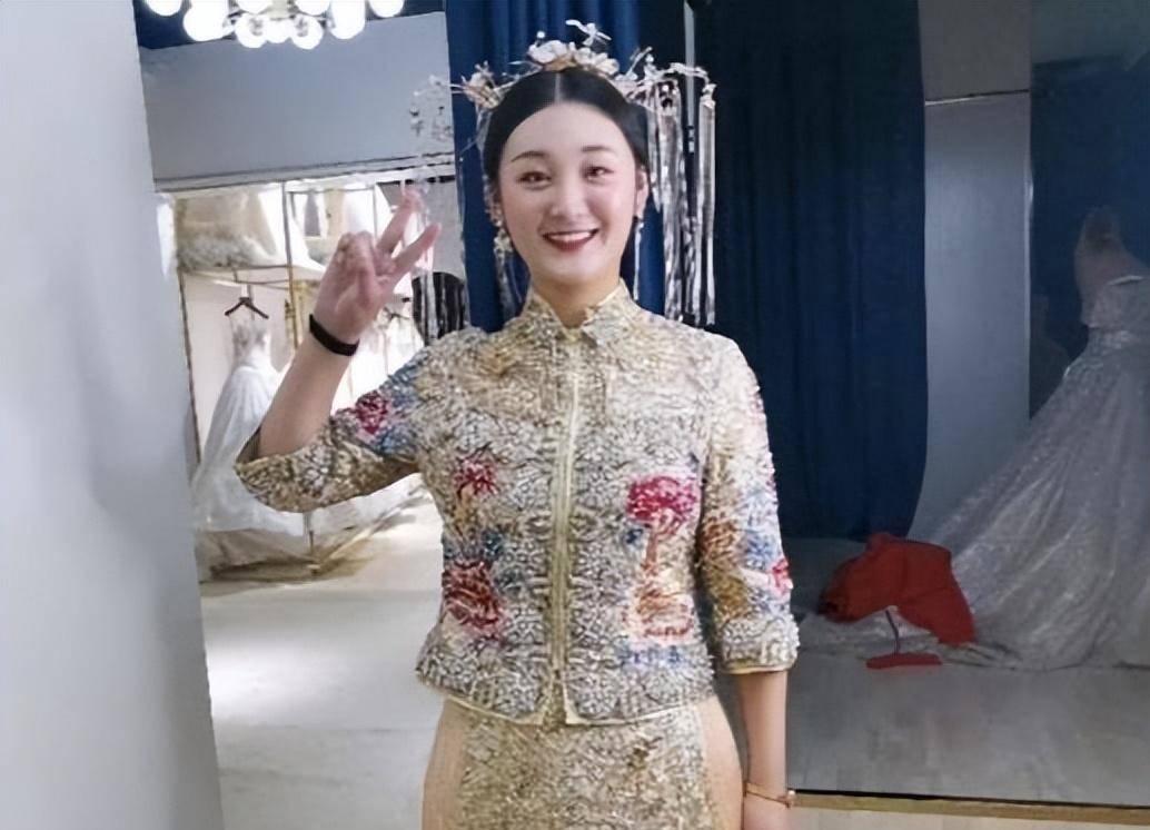 陈亚男新结婚照曝光,男方浓眉大眼长相帅,被夸有夫妻相_朱小伟_婚姻