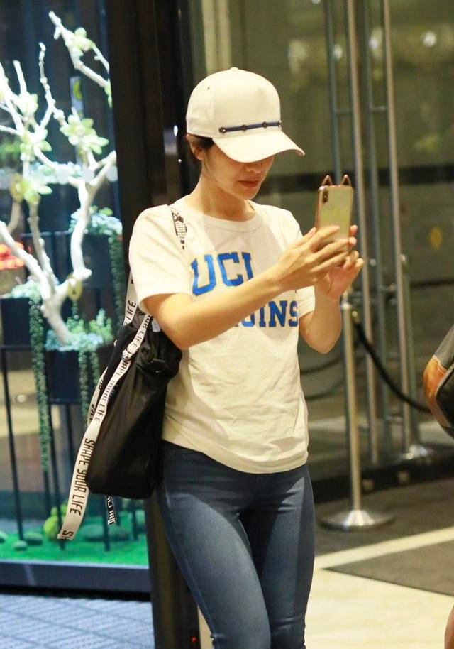 胡可身材太好了,牛仔裤突显曲线,看不出她比沙溢还大两岁_白色_颜色