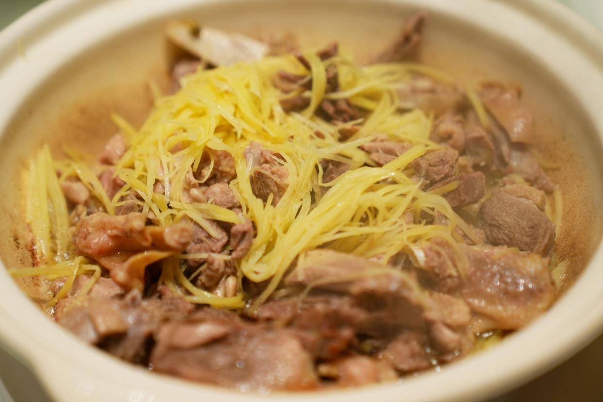 还有白饭仔炖青头鸭汤,新兴榄角炒米粉 ,蒜茸蒸娃娃菜 ,金牌首创黑