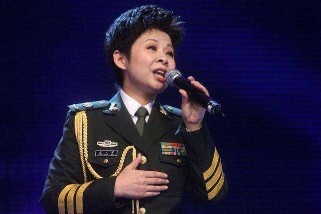 57岁董文华近照曝光,与年轻男歌手玩短视频,秒变"娃娃"显童趣_歌坛