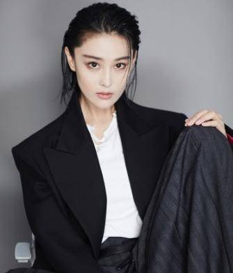 演员张馨予:我这辈子最正确的选择,就是嫁给小一岁的兵哥哥_何捷_女孩