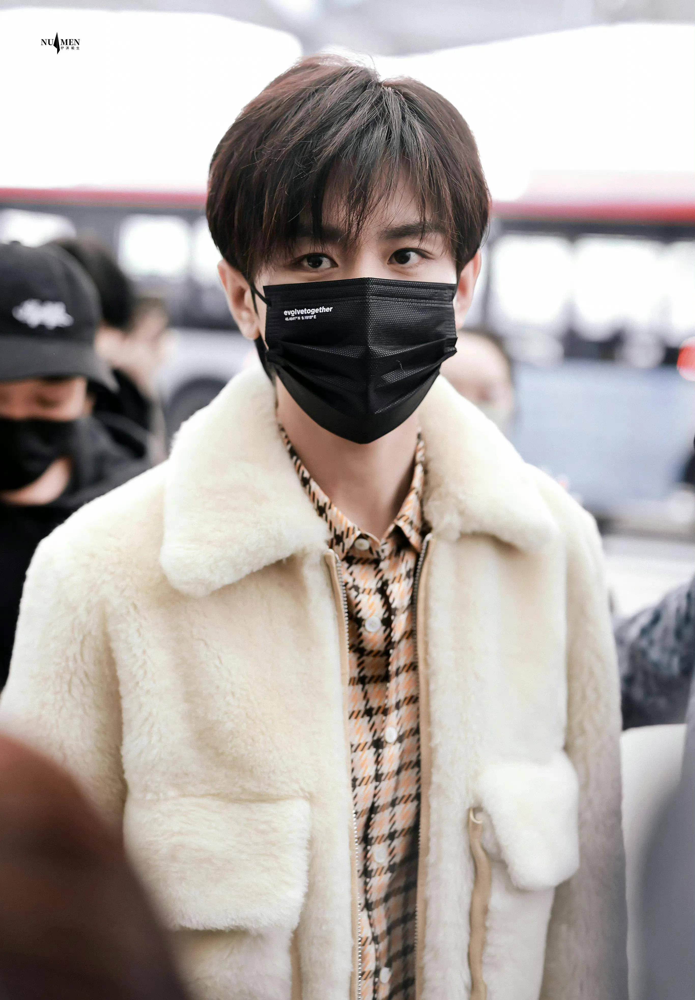 盯着镜头笑的成毅好帅好苏,静静微笑眼也太乖了.