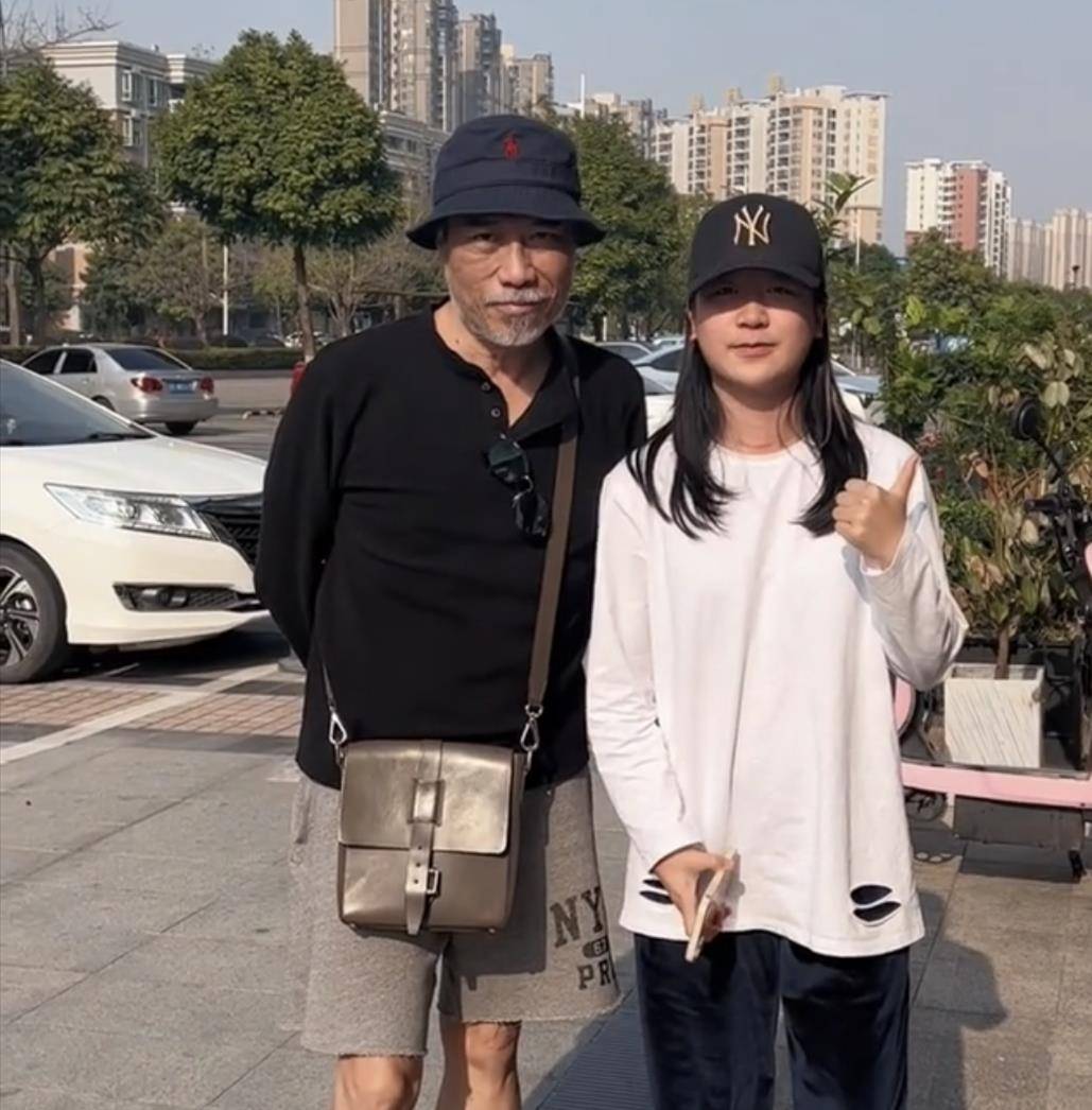 胡子花白显苍老,小33岁女友陪伴左右_夏韶声_生活_网友