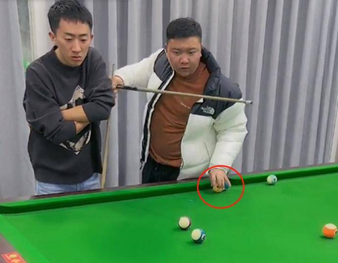 云南仙人:自创台球杆法挑战丁俊晖,一杆涨粉百万,他是怎么做的_瘦子