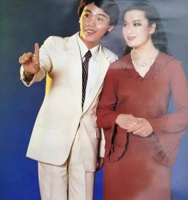 在1983年春晚的舞台上,一对男女二重歌唱歌手用一曲《夫妻双双把家还