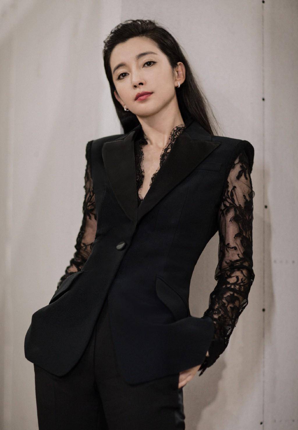 47岁李冰冰穿吊带裙秀"少女腰",抹胸连衣裤才是极品,造型出彩