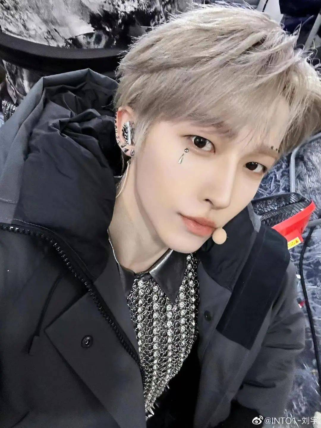 看刘宇的日常自拍,脸部妆容也是相当厚重,嘴唇上还涂着淡粉色的口红