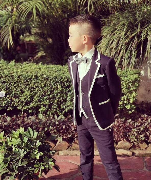 jasper近照曝光,打扮成了帅气小绅士,网友催应采儿赶紧生二胎_陈小春