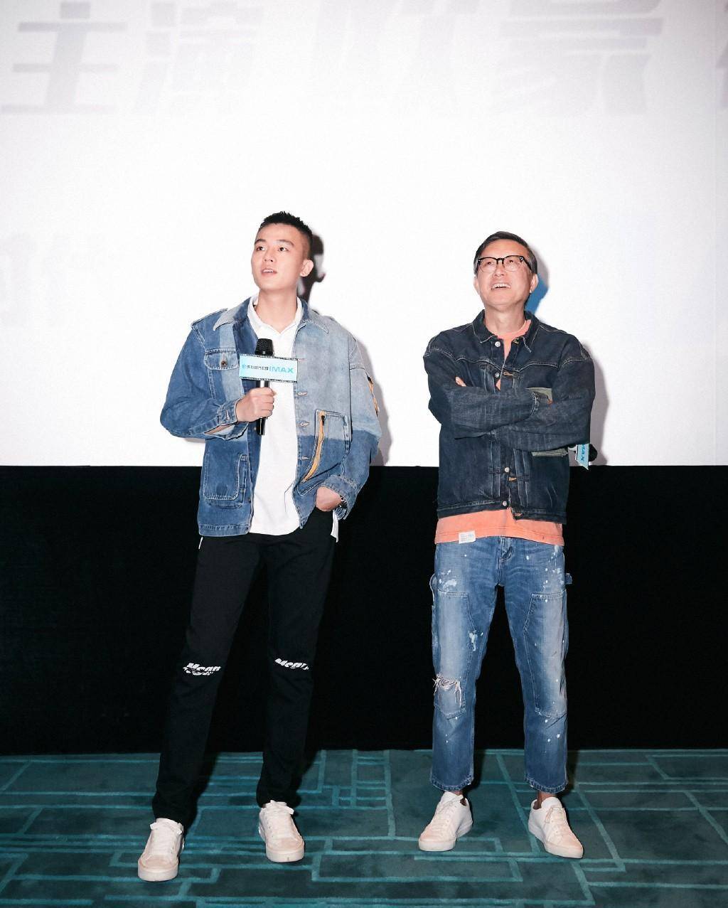 今穿蓝色工装外套配鸭舌帽,比心姿势太呆萌_白色_比例_欧豪