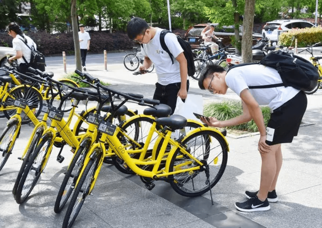 大学生校内骑自行车被处分,老师却可以随便骑,网友:搞什么双标_校园