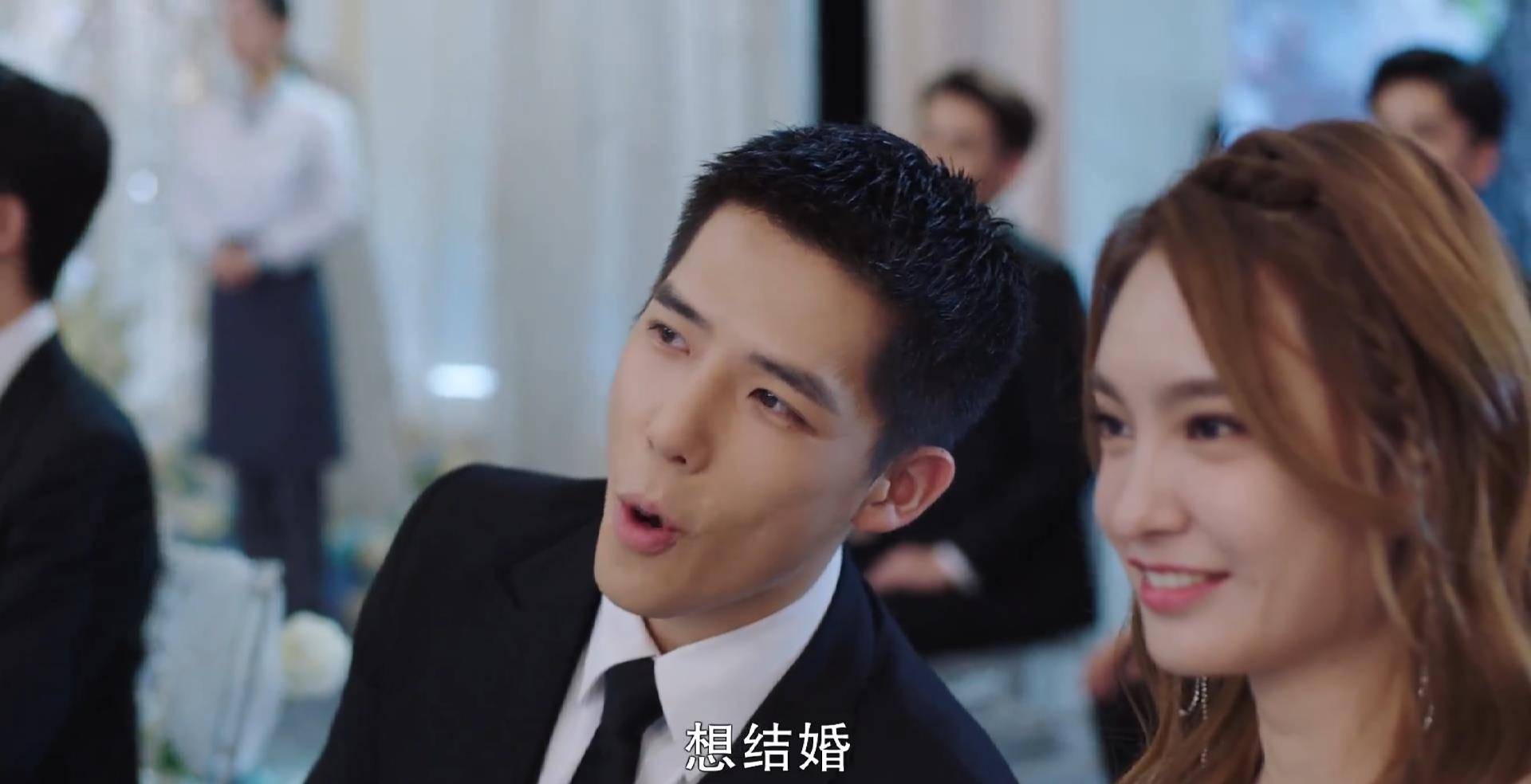 艾静太会了,沈哲脸上全是口红印,吴白艾情洞房花烛被打扰扔手机_佟年