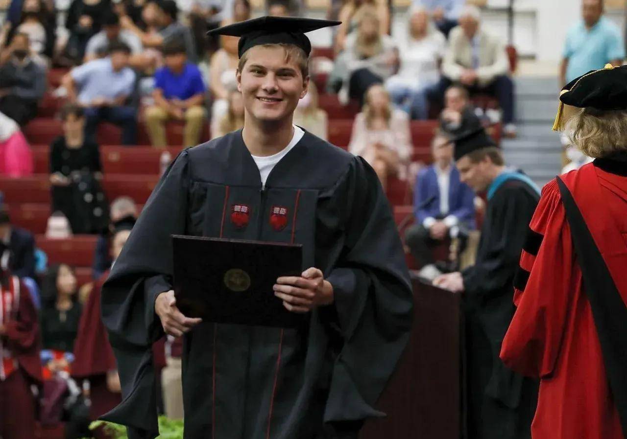 二儿子rory于1999年出生.他毕业于芝加哥大学,主修法律.