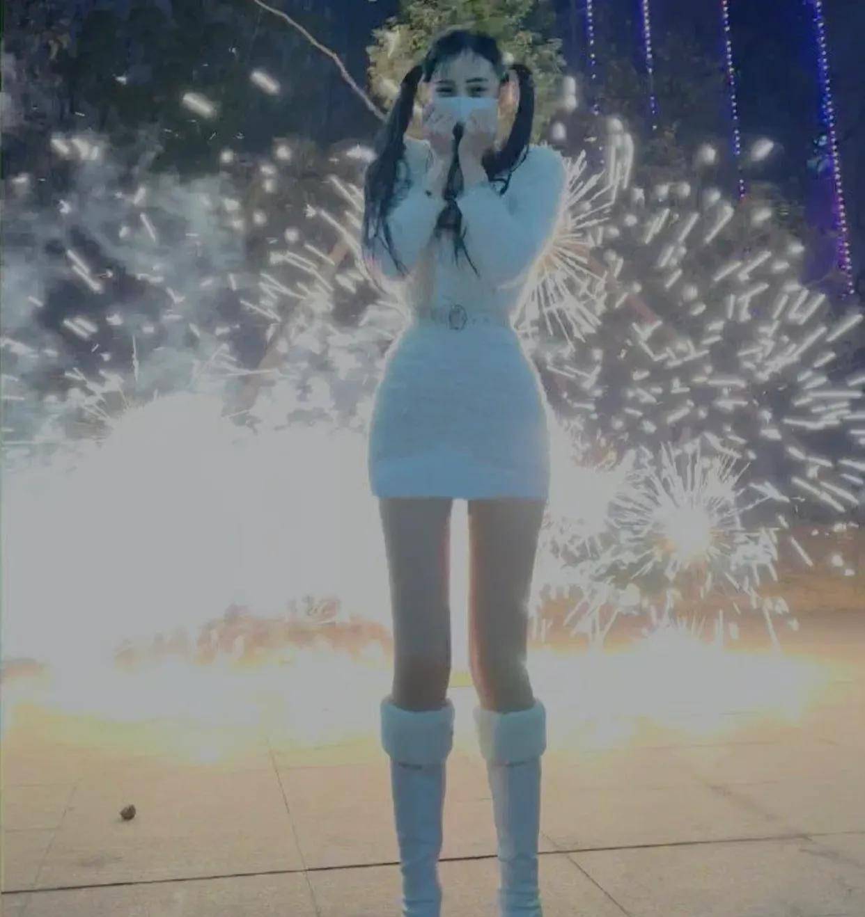 尤其是吴春怡身穿旗袍的照片,将中式旗袍的美感体现得淋漓尽致,搭配上