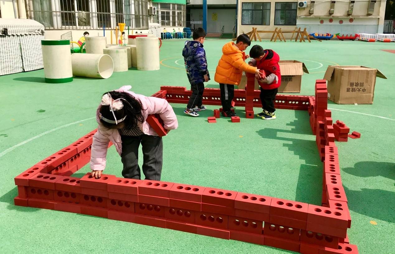 孩教圈建筑小砖家建构游戏采用低结构材料,让孩子自