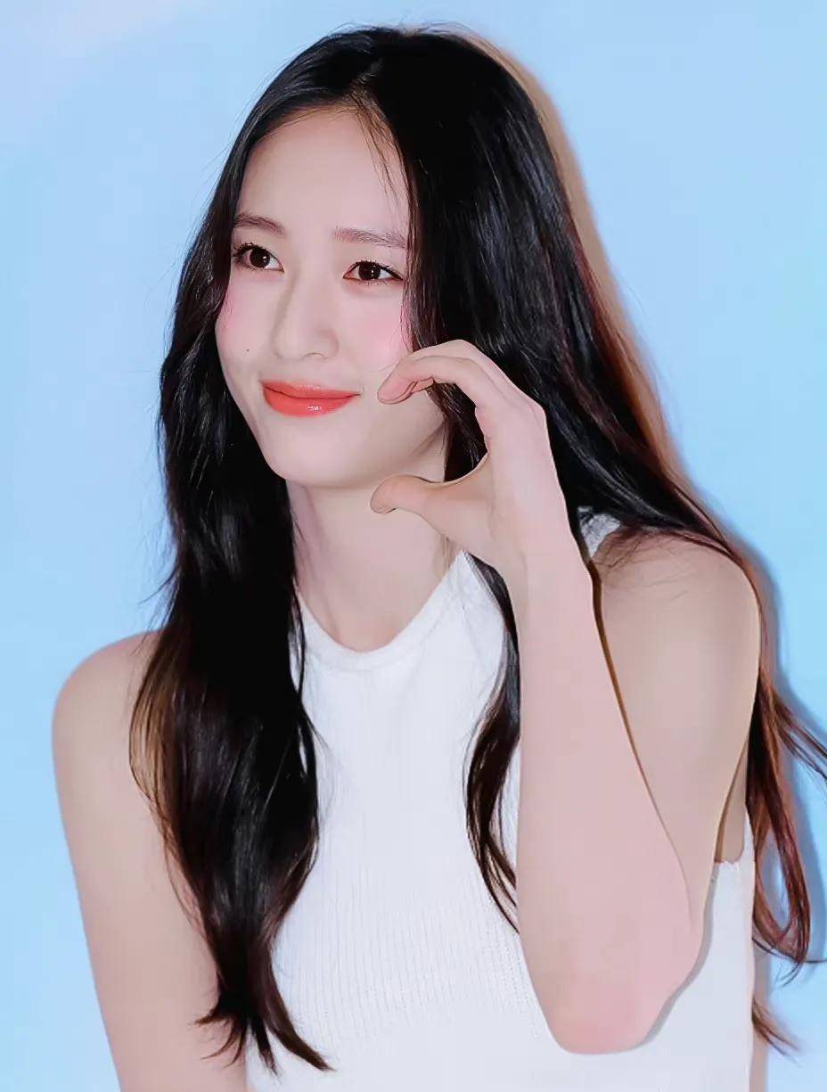 郑秀晶一袭白色长裙好显身材,乌黑靓丽长发飘飘,干净纯洁的眼睛,漂亮