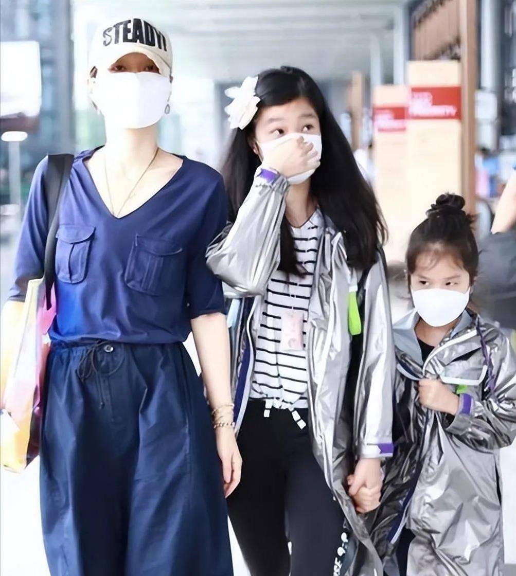 46岁马伊琍罕见携俩女儿亮相!