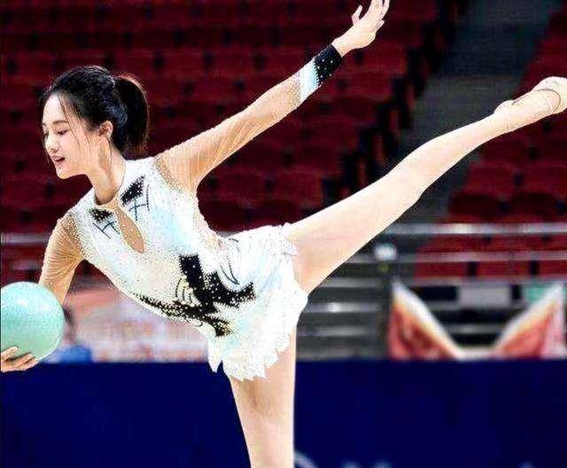 有种"撩人"叫安悦溪,空中一字马可不是谁都会的!_表演_电视剧_观众