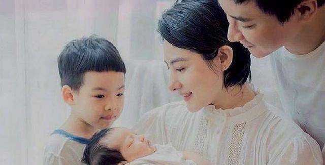 41岁刘璇二胎得女,一家四口全家福曝光,个个都是高颜值_王弢_何炅