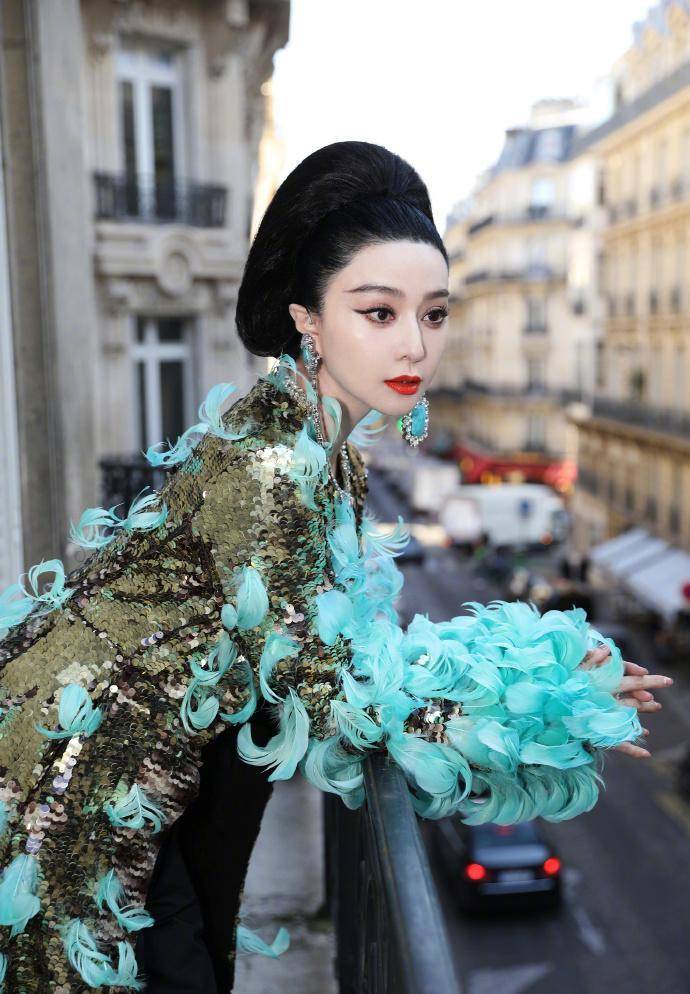 金色长袍点缀绿羽毛,外媒生图都绝_风格_范爷_安娜