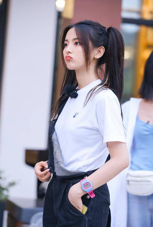 李浩菲建议杨超越可以嫁人了,有谁注意到她的反应,认真的吗