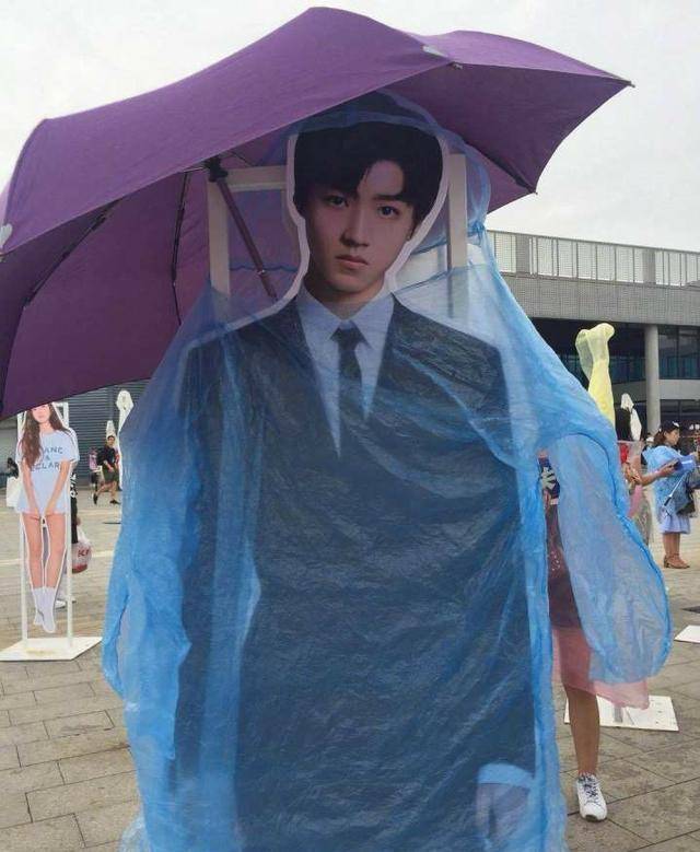 粉丝为人形牌穿雨衣,蔡徐坤搞笑,朱一龙好看,看到王子异笑晕了_毕雯珺