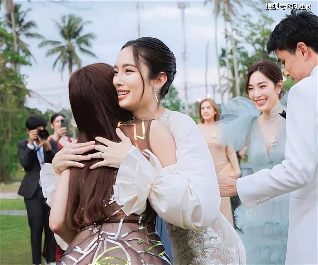 泰国第一变性美人婚礼后续:aump礼服价格被扒,伴娘may遭网暴_poyd_oak