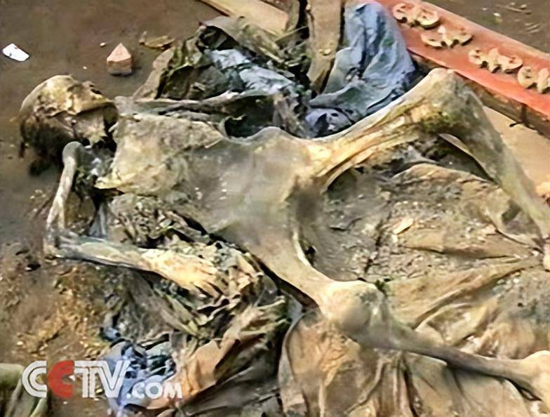 1999年黑龙江挖开一古墓,墓中女尸形态奇特,专家揭开她悲惨过往