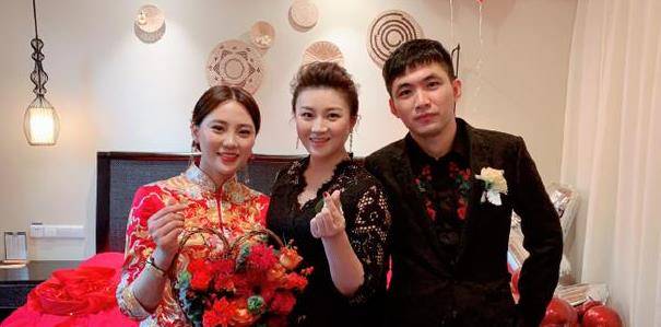 最爱拿球杆上场打球,如今和老公婚后很恩爱_潘晓婷_付小芳_台球