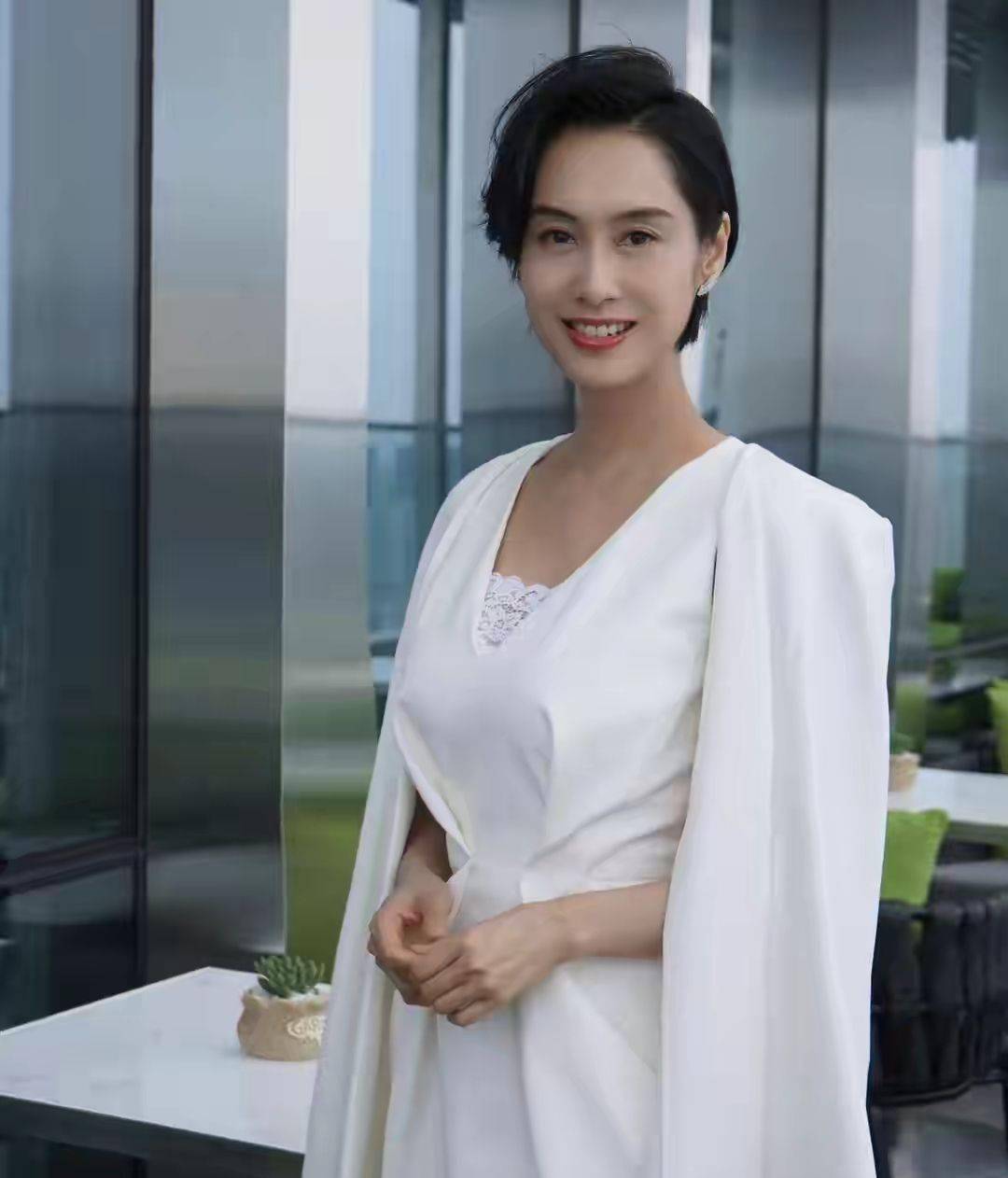 朱茵哪还有女神气质,上了年纪也是普通大妈,出门也得穿平底鞋!