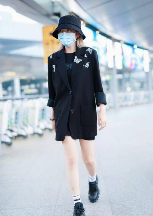 周扬青分手1个月后走机场,穿"蝴蝶"西装玩下衣失踪,身材超惹_黑色