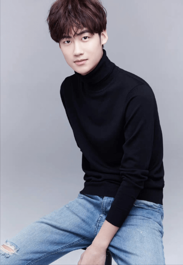 25岁演员刘峰猝死,去世前两天露面人显憔悴,好友公开聊天记录_工作