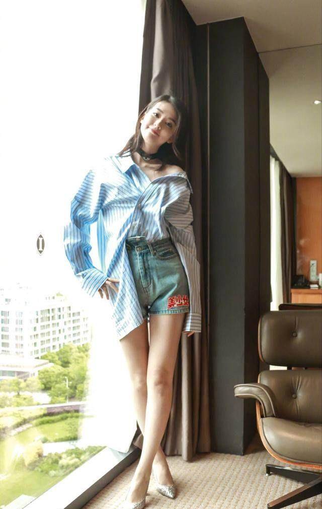 大长腿来袭,比关晓彤的腿都长嘛?想不到乔欣大长腿足矣霸屏了