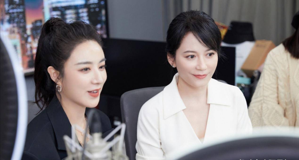 49岁俞飞鸿出镜多次回怼姐姐被指情商低,黑白裙太美_薇娅_直播间_网友