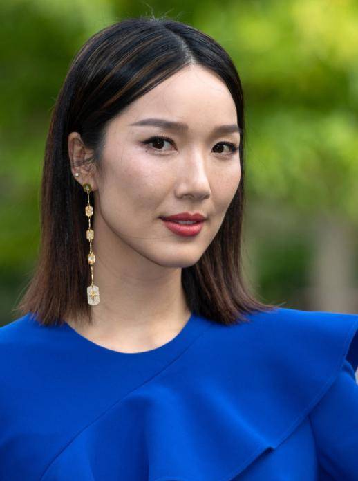 李亚男生娃后首现时装周,身材出众不逊超模,哪像34岁孩子妈!