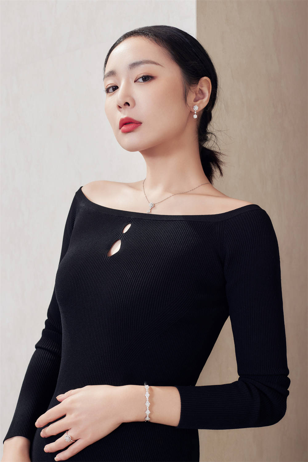 周生生甄呈焕彩珠宝 邀演员高叶共塑多面魅力_女王_女性_钻石