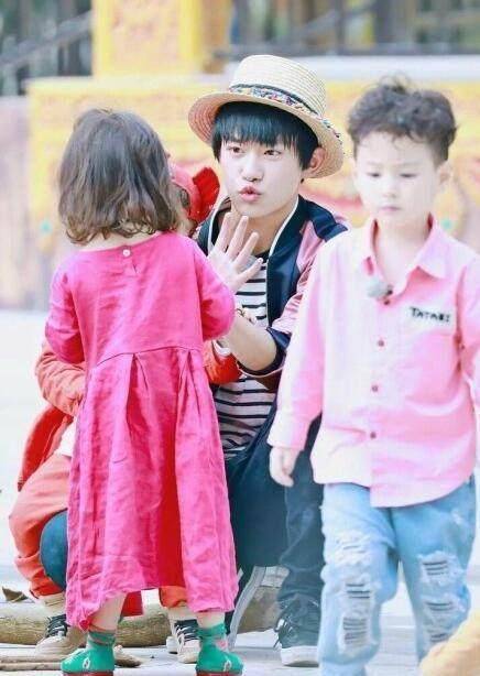 集薛之谦,tfboys万千宠爱于一身,王俊凯王源遇上她一言难尽,网友:带