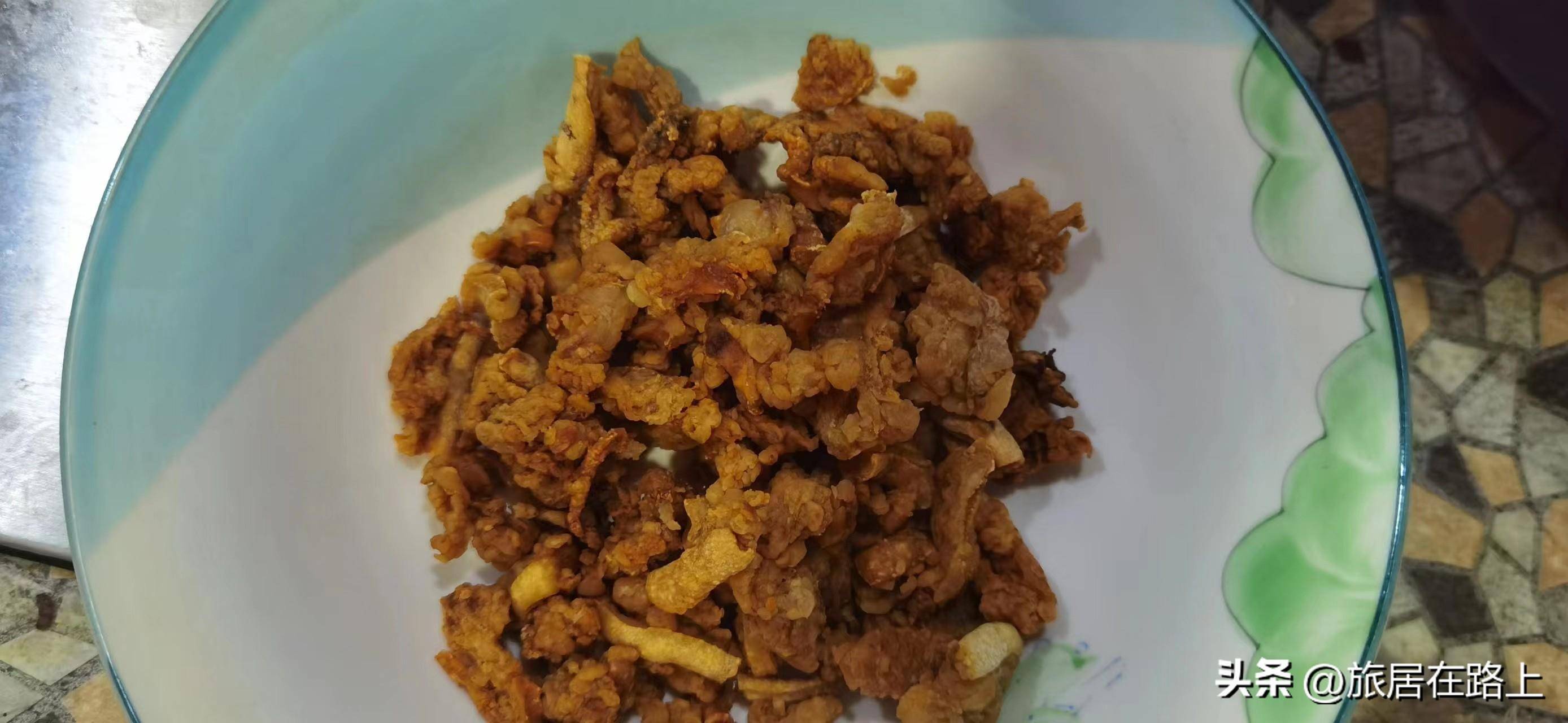 炸油渣有窍门,怎么弄油渣不糊松脆,荤油清澈干净_东西_盆子_小时候