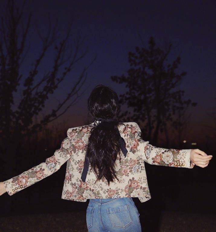 19岁欧阳娜娜练出"蝴蝶臀"!