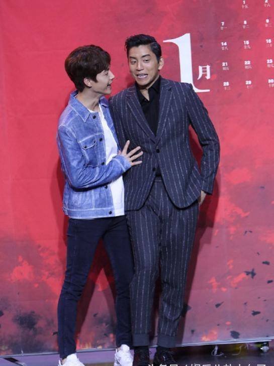 中间马天宇还趁王大陆不注意,偷偷的摸了下他的腹肌,画面很有爱哦!