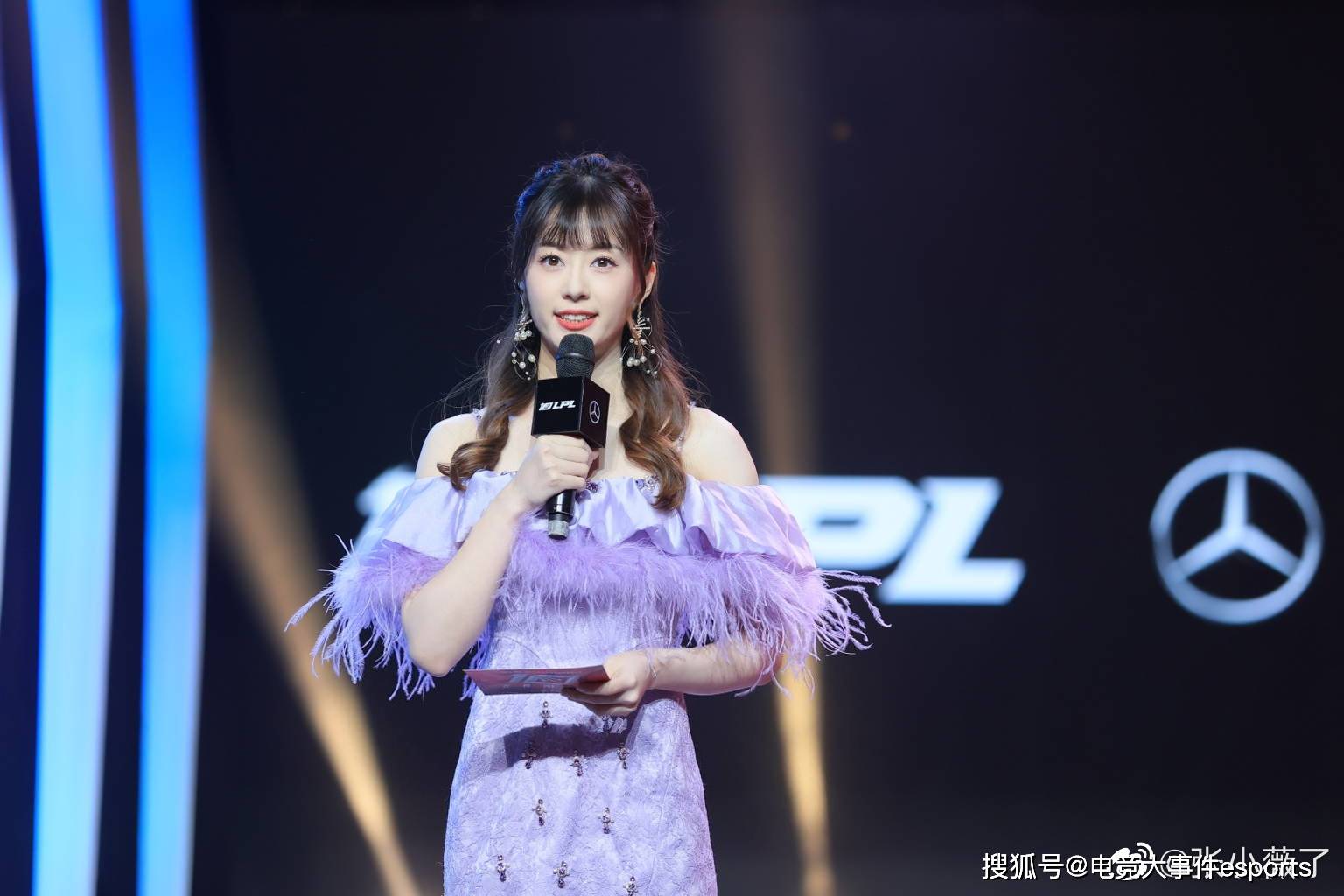 朵朵金花闪耀赛场,lpl的那些美女主持人,谁的业务能力更硬核?