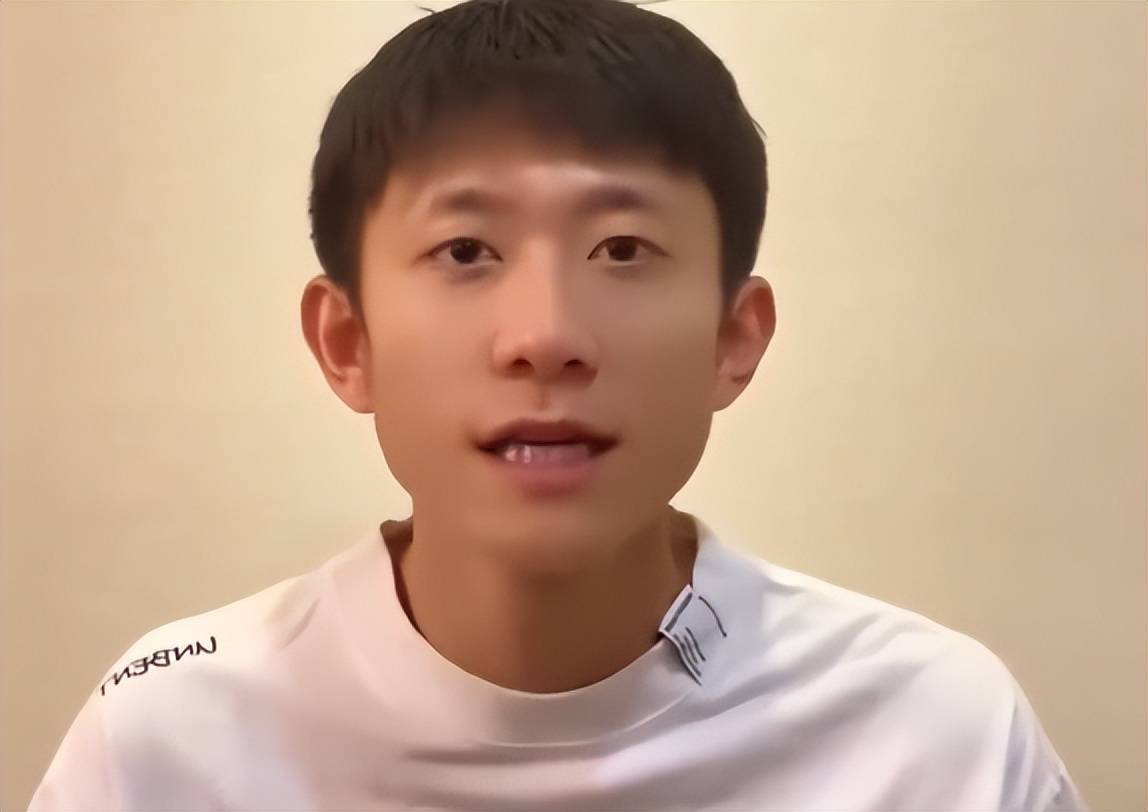 网传张一山被抓踩缝纫机后,本人发文用剧照充数,网友:画蛇添足