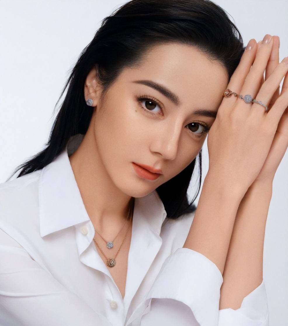 迪丽热巴左手无名指戴钻戒_戒指_网友_手指