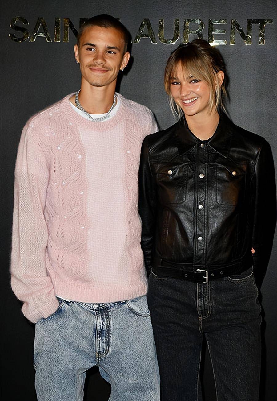 罗密欧·贝克汉姆身着亮粉色礼服出席布鲁克林·贝克汉姆的婚礼_米娅