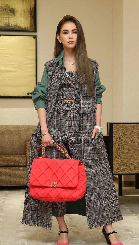 昆凌简直是行走的画报!165身高穿出超模气场,胸以下全是腿!