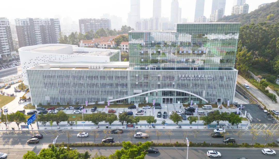 10号,就在东城体育公园旁,未来还将与地铁1号线新源路站(建设中)对接