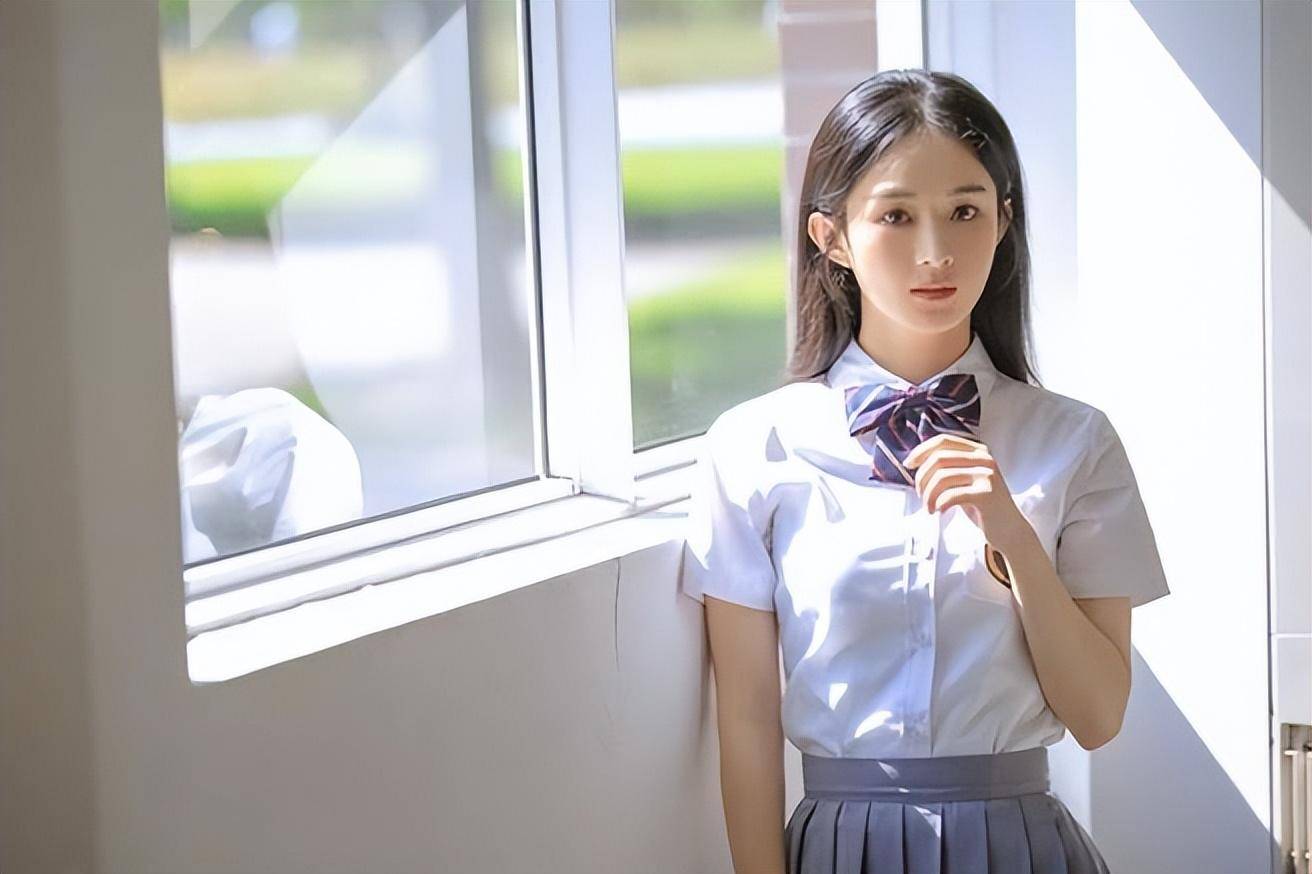 为何贵族学校女生校服是裙子,普通学校是裤子,背后原因很现实_女孩子