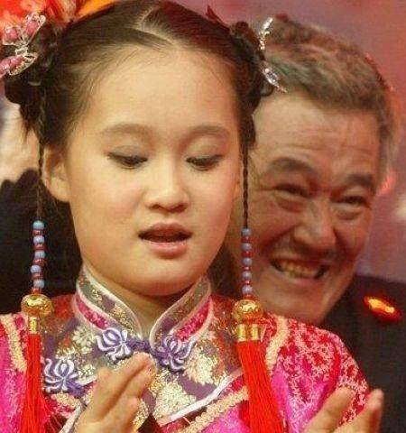 赵本山女儿小时候近照曝光，方脸大眼呆萌，十年变化天壤之别！