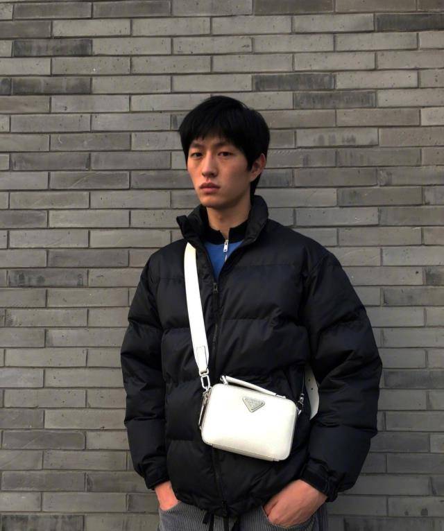 一到冬天,很多人就变成了时尚绝缘体,模特可不一样,金大川即使是身穿