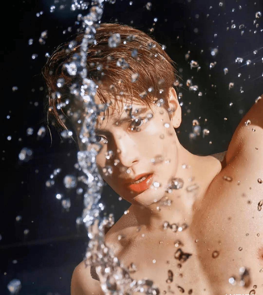 王嘉尔内裤半露,满脸法令纹很明显,精神颓废像大妈,网友:辣眼_时尚