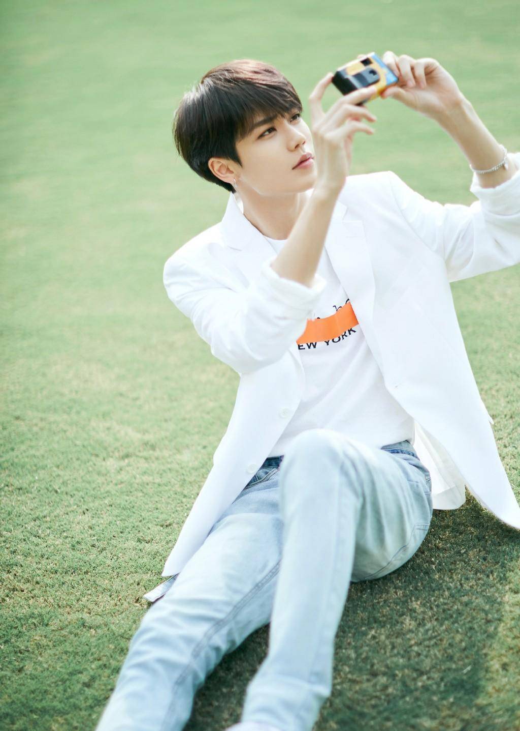 林彦俊的身上穿了一件白色的短袖,短袖的外面再加上一件白色的西装